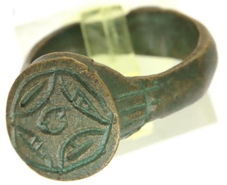 c1400 - Brass Ring with rudimentary Intaglio for wax sealing. P&amp;P Group 1 (£14+VAT for the first lot and £1+VAT for subse