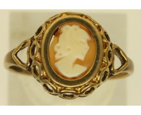 9ct yellow gold cameo ring, size M, 1.5g. P&amp;P Group 1 (£14+VAT for the first lot and £1+VAT for subsequent lots) 