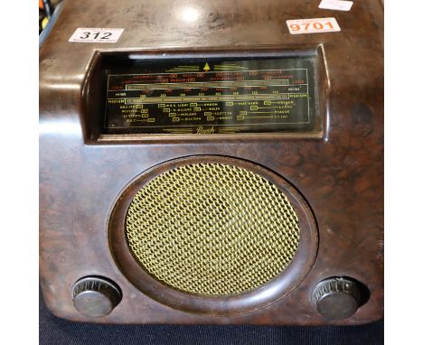 Bakelite vintage Bush valve radio. P&amp;P Group 3 (£25+VAT for the first lot and £5+VAT for subsequent lots) 