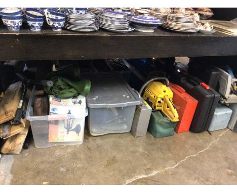 Quantity of tools, including a chainsaw, circular saw, drill, etc