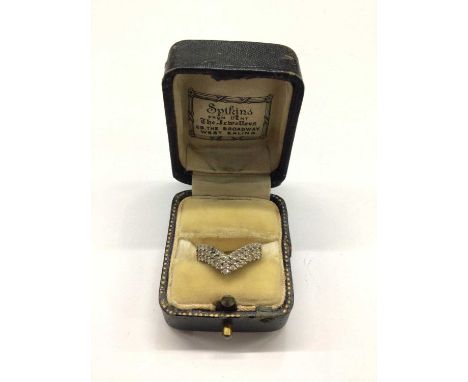 18ct gold diamond set wishbone ring, size K½Weight 4.8 grams