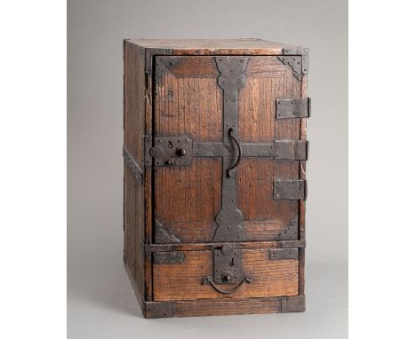 A WOODEN TANSU CHEST WITH 5 DRAWERS, EDOJapan, 19th century, Edo period (1615-1868)The chest made of wood, with a drawer belo