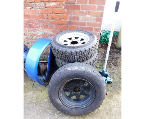 Trolley jack (AF), four alloy wheels with Dunlop SP Sport 61-R tyres, for mud and snow, together with a further wheel with a 