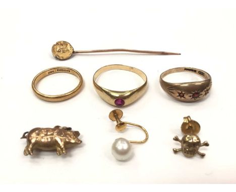 Group of gold and yellow metal jewellery to include a 22ct gold wedding band, yellow metal ring set with a pink stone, yellow