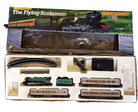 Hornby OO Gauge "The Flying Scotsman" train set with LNER 4-6-2 Flying Scotsman locomotive and tender 4472, two LNER composit