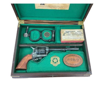 Replica Colt Army revolver with handcuffs and accesories in fitted case
