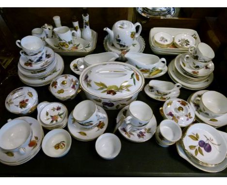 Large quantity of Royal Worcester Evesham pattern table ware   Condition: 