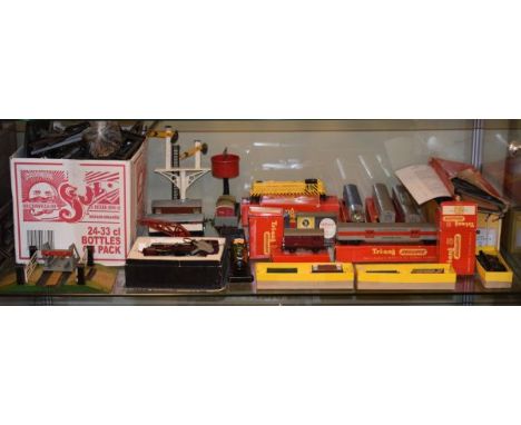 Model Railway - Triang 00/H0 gauge engines, carriages, rolling stock and accessories, together with various Hornby 0 gauge it