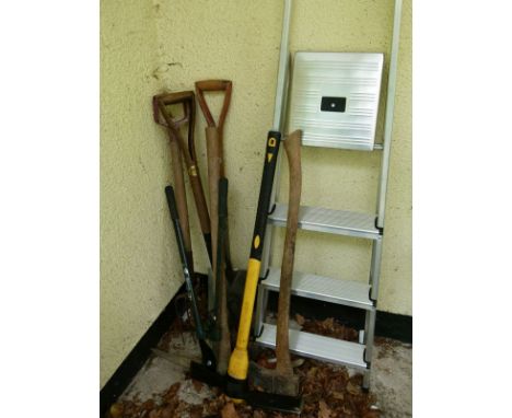 Quantity of various tools together with a pair of aluminium steps   Condition: 