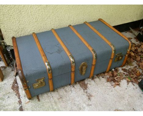 Vintage cabin trunk   Condition: 