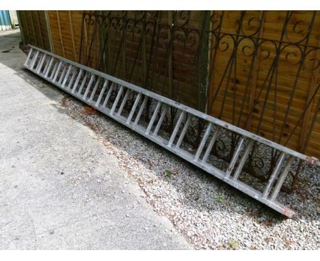 Thirty two rung aluminium extending ladder   Condition: 