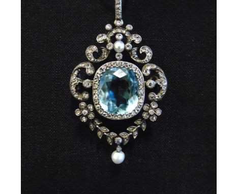 AN EDWARDIAN AQUAMARINE, DIAMOND AND PEARL PENDANT/BROOCH, CENTRED WITH A CUSHION-SHAPED AQUAMARINE claw set within a small r
