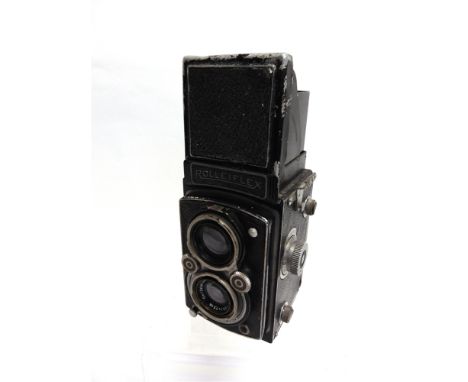 A ROLLEIFLEX TWIN LENS CAMERA  with a Zeiss Tessar 1:3,5 f=7,5cm taking lens. 