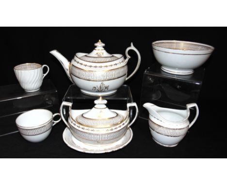 A CHAMBERLAINS WORCESTER PART TEA SERVICE  with gilt decoration