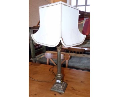 Brass Corinthian column table lamp. Condition report: see terms and conditions