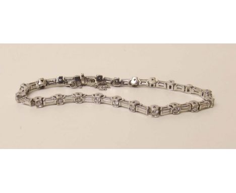 White gold and diamond bracelet. Condition report: This lot does not have a diamond laboratory report. Gross weight 14.4g; co