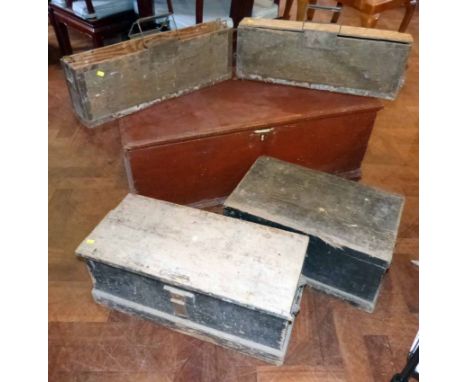 Painted pine trunk, two smaller pine boxes and two ammo boxes. Condition report: see terms and conditions