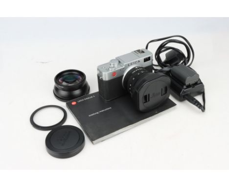 A Leica Digilux 2 Compact Camera, with Leica DC Vario-Summicron f/2-2.4 7-22.5mm lens, complete with charger and memory card