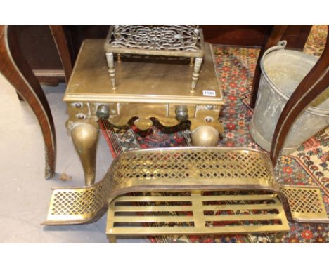 A LATE GEORGIAN BRASS FOOTMAN, FIREGUARD,ETC