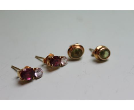 A PAIR OF PERIDOT SET EARSTUDS, A PAIR OF AMETHYST SET EARSTUDS AND A CULTURED PEARL NECKLACE (5)