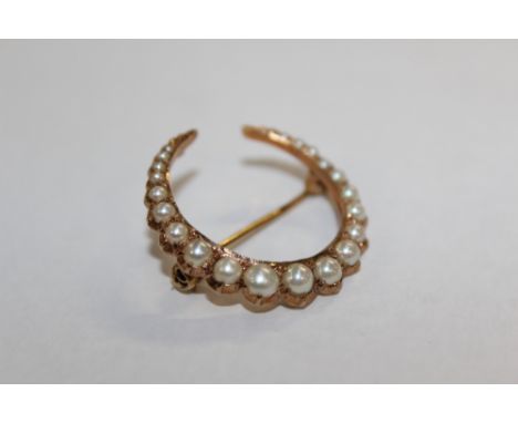A 9CT GOLD SPLIT PEARL SET CRESCENT BROOCH