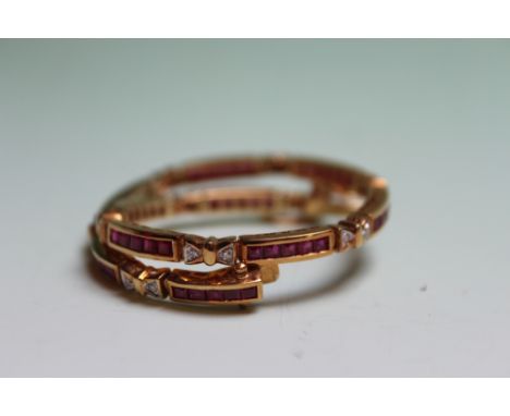 AN INDIAN 750 LINE BRACELET SET WITH DIAMONDS AND CALIBRE CUT RUBY GEM STONES (PROV. PURCHSED BY VENDOR IN THAILAND)