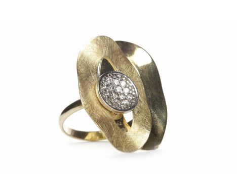 FOURTEEN CARAT GOLD DRESS RINGthe bezel formed by two overlapped oval sections, one in brushed gold, the other bright finish,