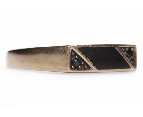 GENTLEMAN'S FOURTEEN CARAT GOLD RINGwith a rectangular black enamel bezel, size Z, 4.2g