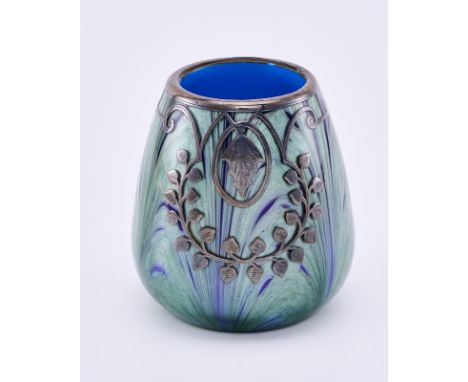 Kl. Vase im Stil Loetz Wwe., 20. Jh.Farbloses Glas m. fedriger, schillernd-grüner Einschmelzung, innen blau überfangen. Kugel