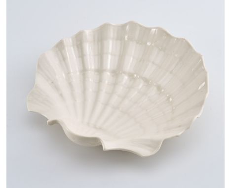 Muschelschale, Nymphenburg 20. Jh.Weiß glasiert. Naturalistisch geformte Muschel, innen und außen m. reliefierter Oberfläche.