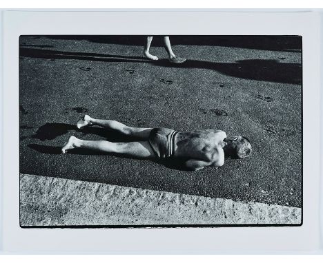 s/w-Fotographie Will McBride1931 St. Louis - 2005 Berlin "Junge wärmt sich auf (Berlin)" 1963 verso sign. McBride sowie m. Wi