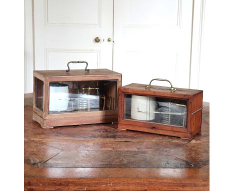 A MAHOGANY BAROGRAPH BY WILSON, WARDEN & CO. LTD., LONDONstamped and numbered 5300/45, 20cm high x 31cm wide x 16cm deep; tog