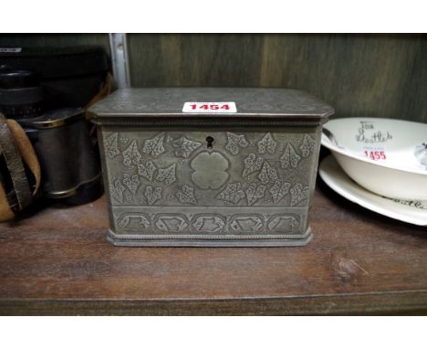 A pewter tea caddy, 15.5cm wide. 
