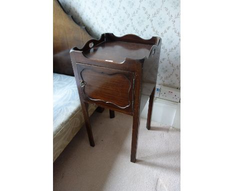 A GEORGE III STYLE MAHOGANY TRAY-TOP COMMODE with a single cupboard door, on chamfered block legs, 14½" wide 