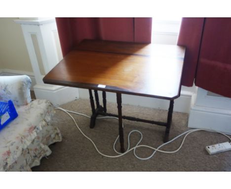 A LATE VICTORIAN WALNUT SMALL SUTHERLAND TABLE with drop flaps and ring-turned legs, 30" wide 