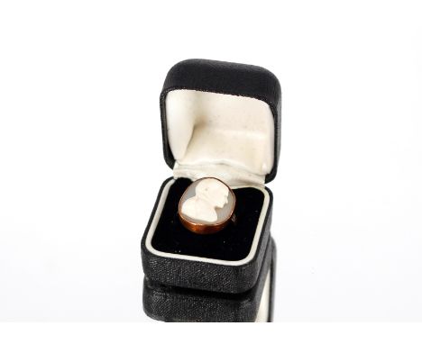 A 19th Century yellow&nbsp;metal cameo ring,&nbsp;decorated with head and shoulders profile of a gentleman&nbsp;
