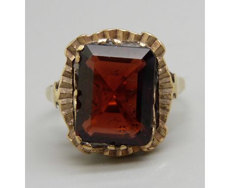 A 9ct gold and red stone ring, 5.2g, O 