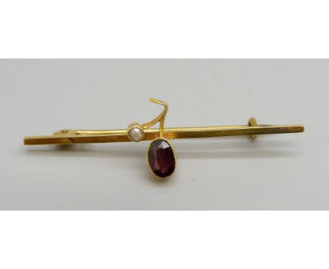 A 9ct gold brooch in a vintage box, 1.9g 