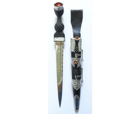 Scottish Officer’s Pattern Pipers Dirk. This modern produced dirk, conforms to the traditional pattern. Plated blade with sim