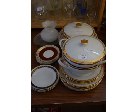 GROUP OF CERAMIC ITEMS INCLUDING SERVING DISHES AND PLATES
