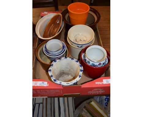 BOX CONTAINING VARIOUS CERAMIC ITEMS INCLUDING CASSEROLE DISHES AND COVERS