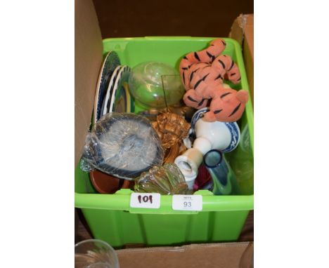 PLASTIC BOX CONTAINING CERAMIC AND GLASS ITEMS