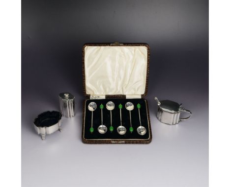 Art Deco three piece silver cruet set, comprising mustard pot, open sale and pepper shaker, hallmarked Atkin Brothers, Sheffi