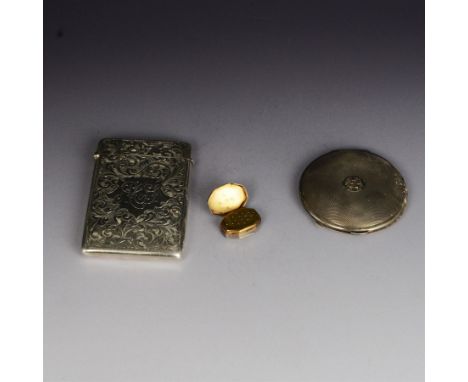 1930s silver compact, with engine turned decoration and engraved monogram to hinged cover, opening to reveal mirror and powde