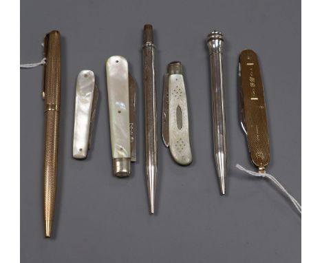 A Parker 9ct gold engine-turned ballpoint pen, a 9ct gold penknife and five other items, three silver and mother of pearl pen