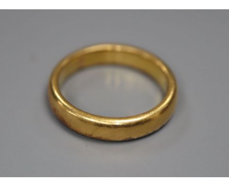 A late 1920's 22ct gold wedding band, size K, 6 grams.
