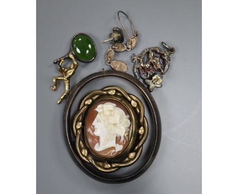 Mixed jewellery including 925 bangle, a pinchbeck cameo shell brooch, silver pendant etc.