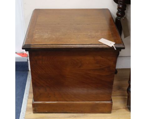 A Victorian walnut commode, W.46cm, D.44cm, H.44cm