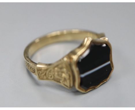 A late Victorian yellow metal and shield shaped banded agate set signet ring, size P/Q, gross 3.4 grams.CONDITION: No damage 