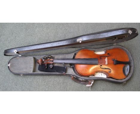 20TH CENTURY ITALIAN VIOLIN labelled: Giuseppe Pedrazzini, dated: 1919 and appearing to bear signature. Two piece back with d